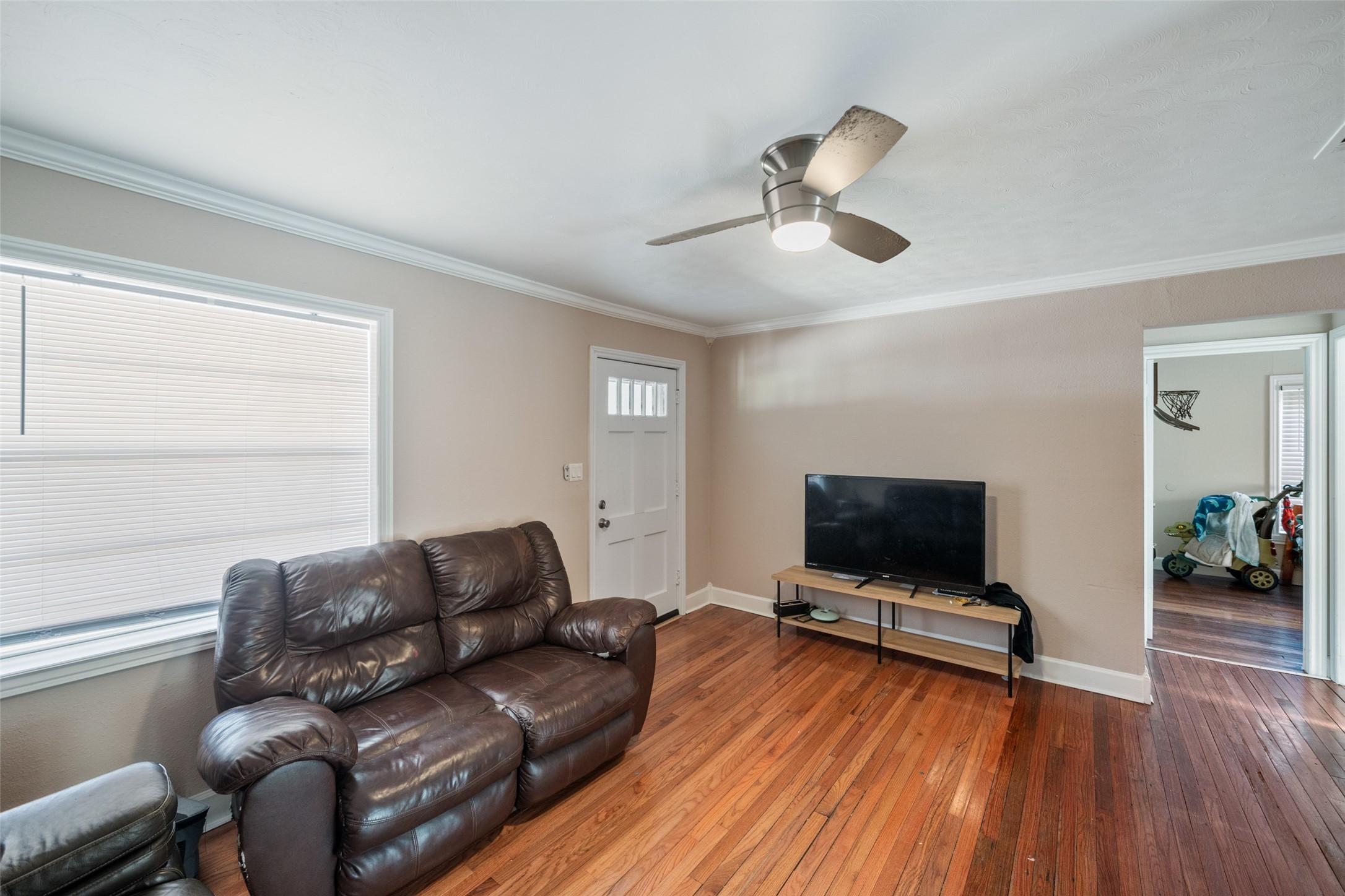 Image 4: Other view of living room looking into hallway. Up
