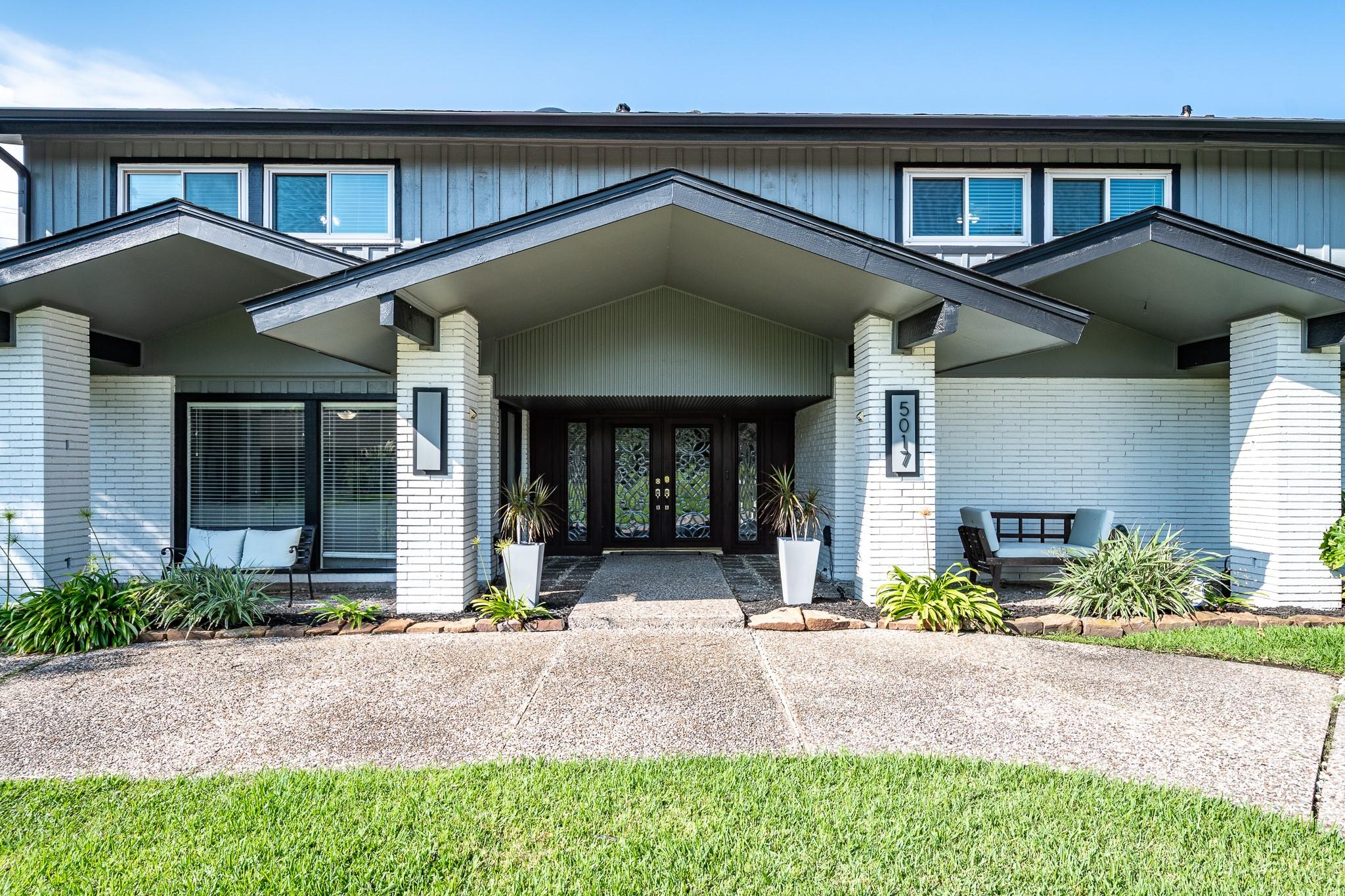 Image 2: Welcoming front porch