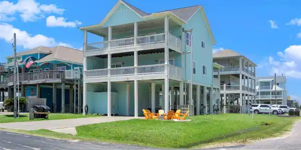 819 Eastview