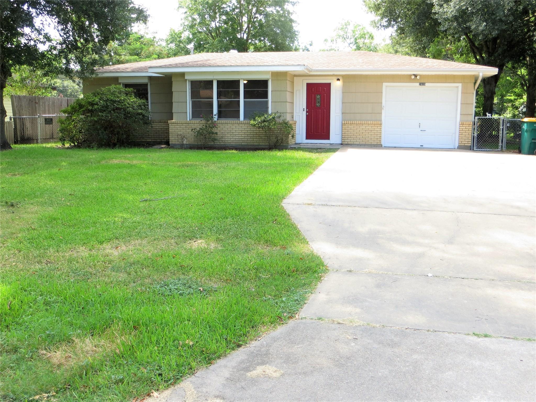 Image 2: Finally! Enough driveway space to park all your ca