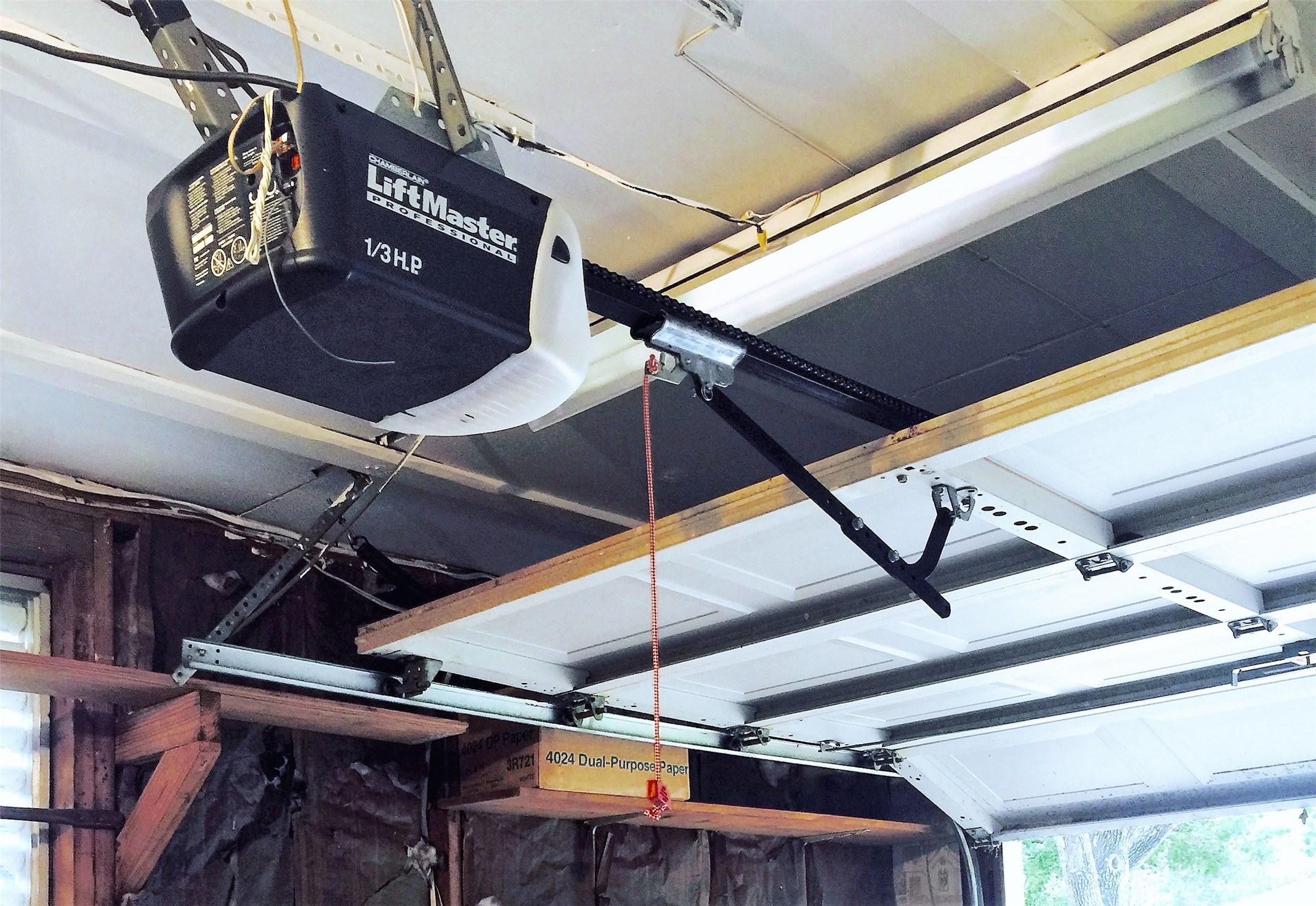 Image 4: Comes with garage door opener and remote