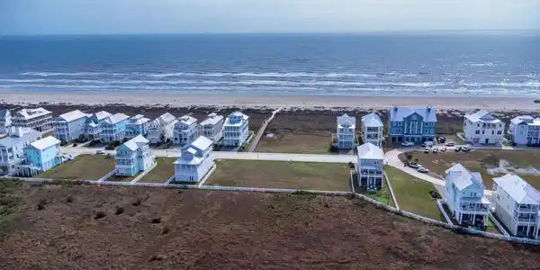 Image 4: Beach is right there