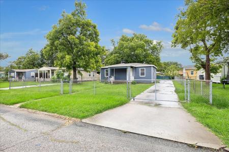 1011 12th 1/2 Street N