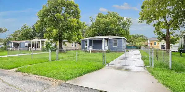 1011 12th 1/2 Street N