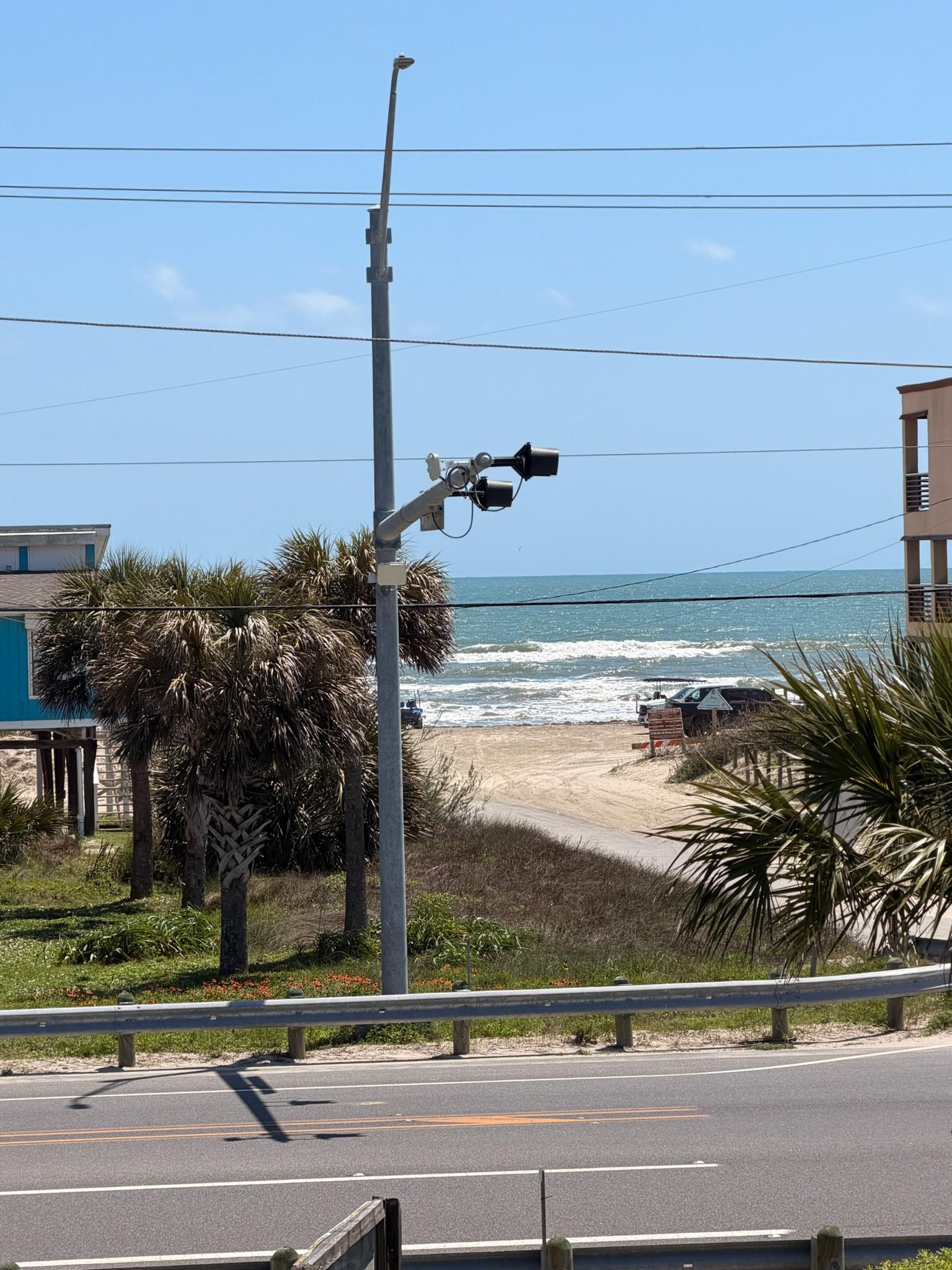 Image 3: Walk to the Beach in under 2 minutes! No need for