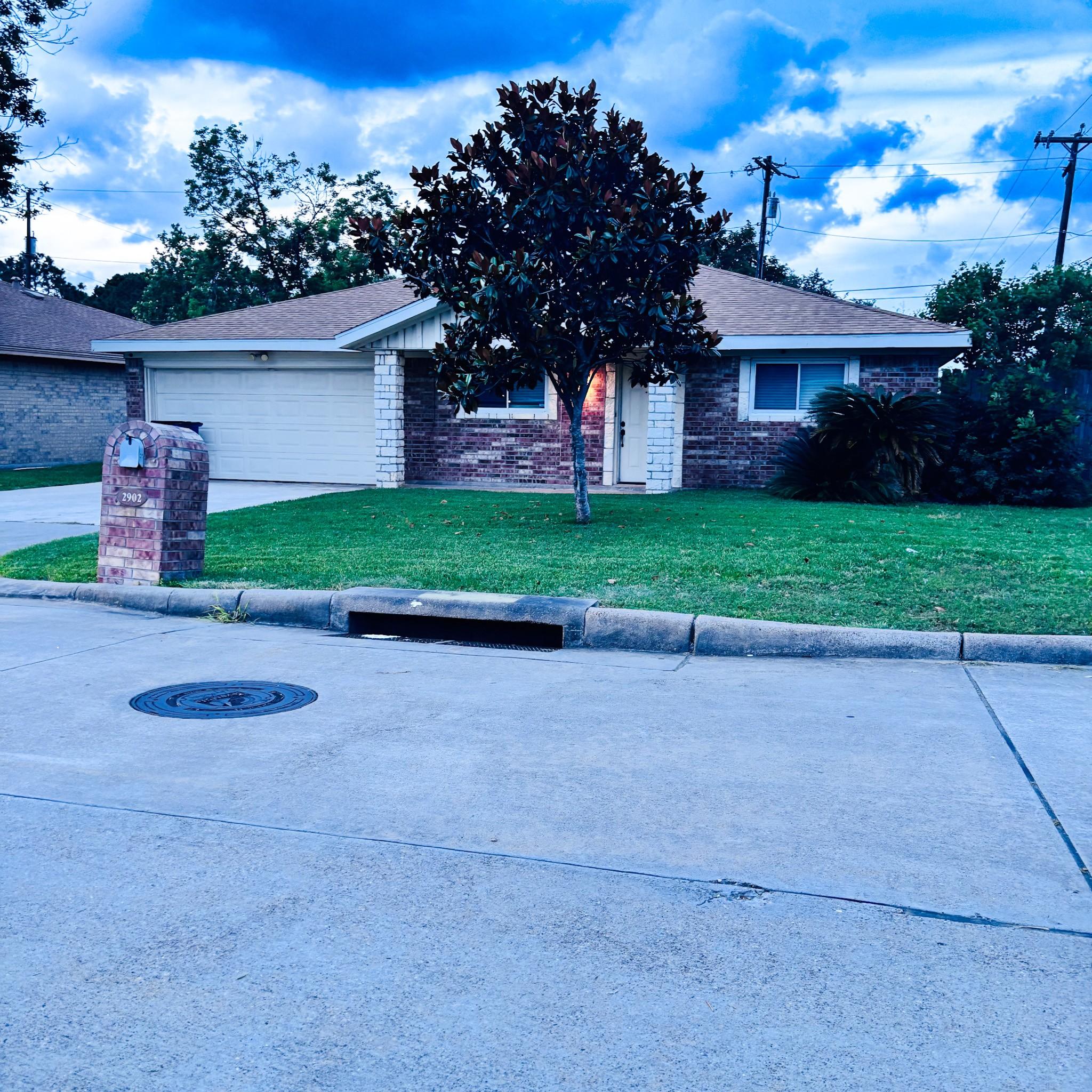 Image 4: Corner Lot!