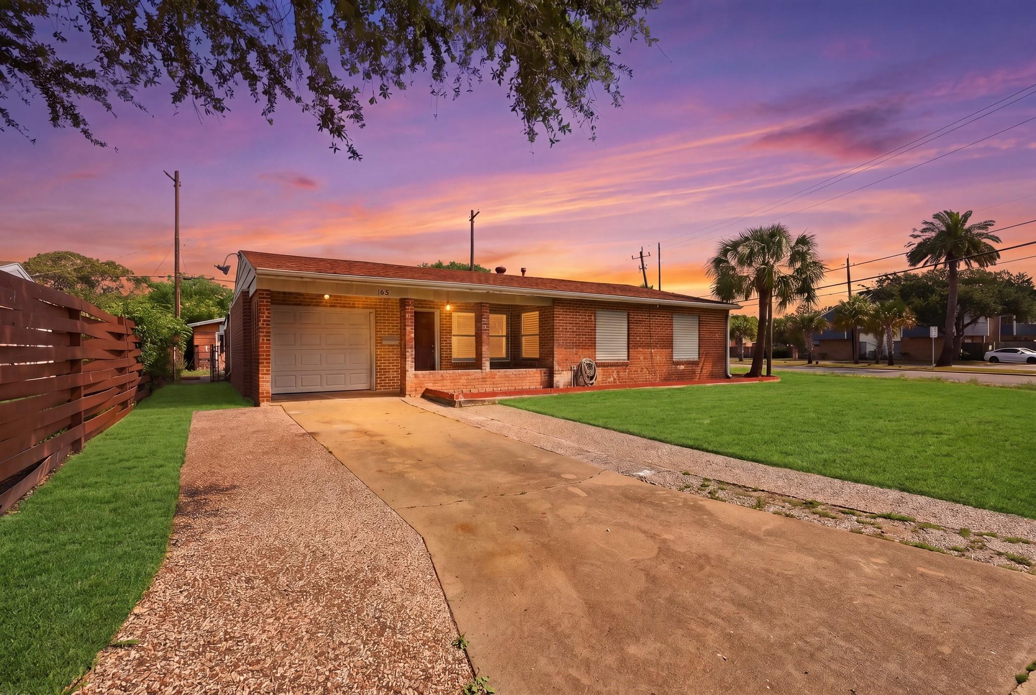 Image 2: Welcome to 106 Barracuda Ave in Fish Village!