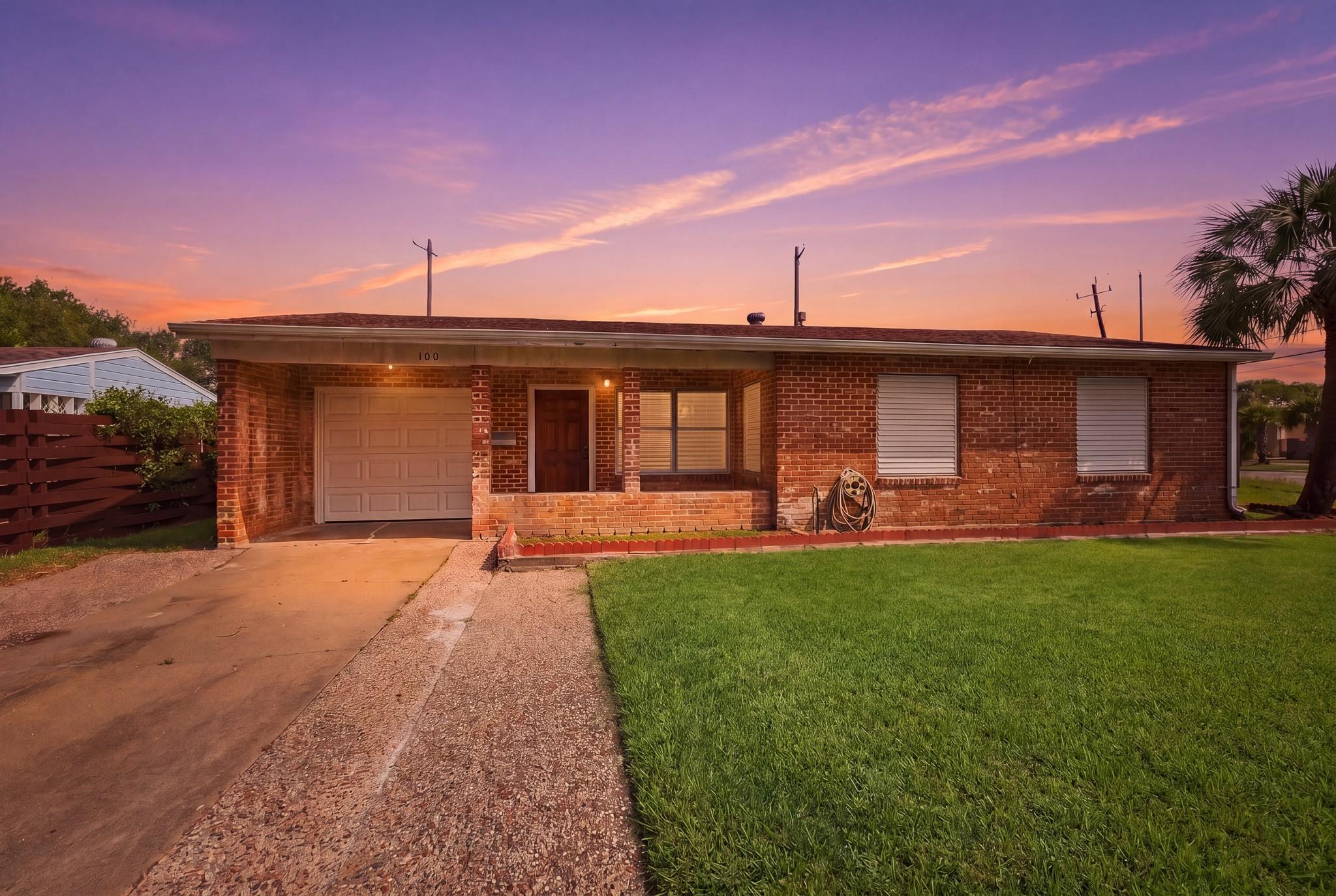 Image 3: Large 3 bed 2 bath floor plan on expansive corner
