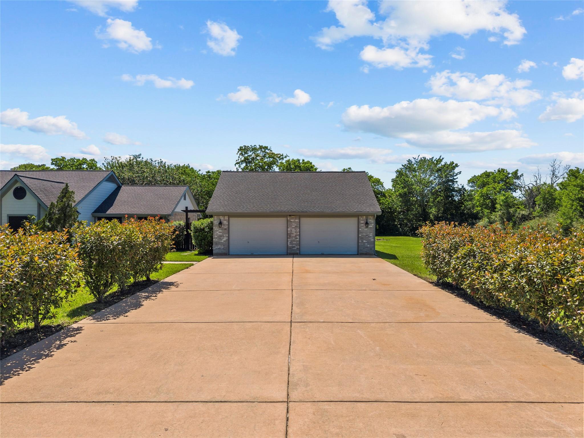 Image 4: View of the garage