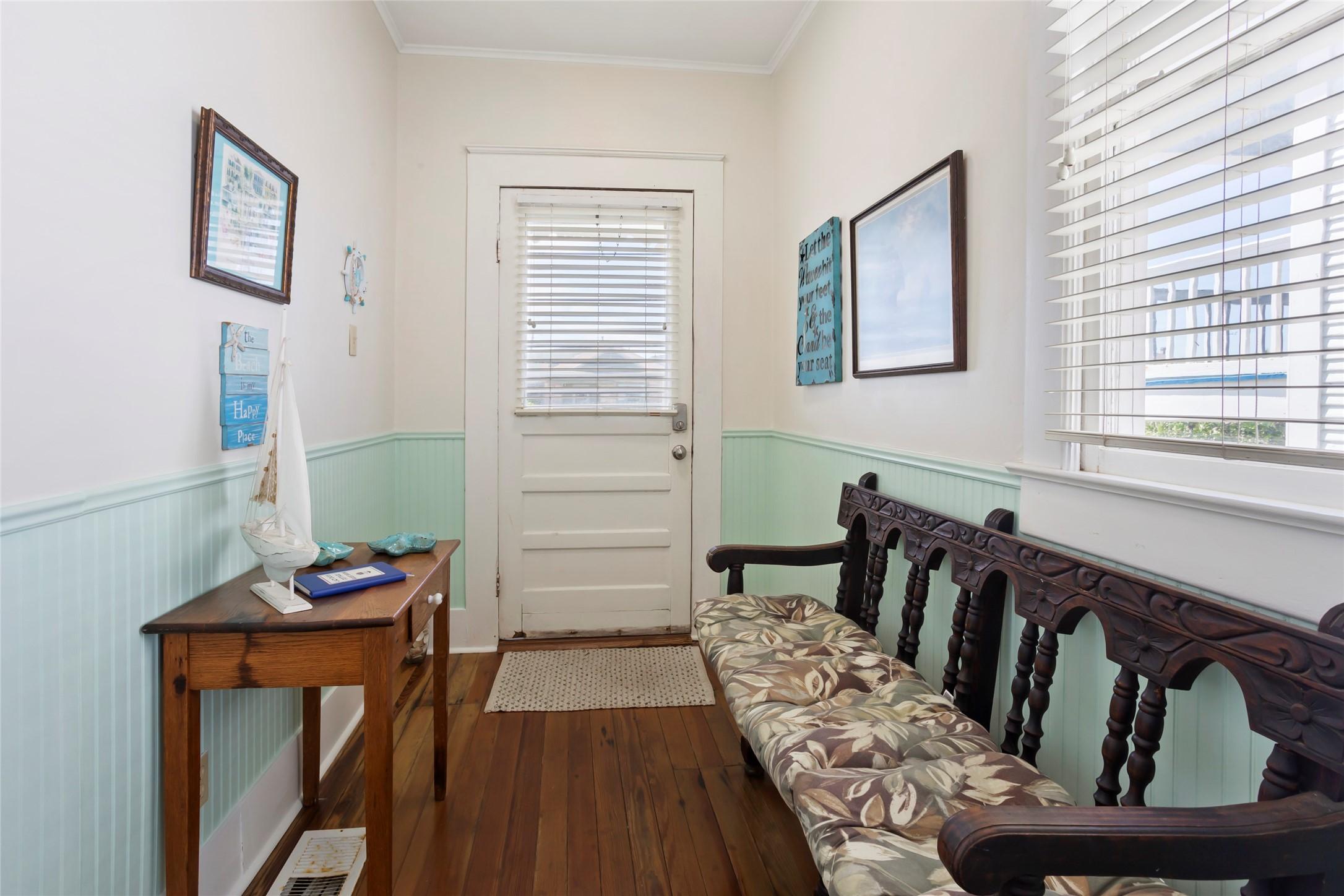Image 4: Foyer facing the front door