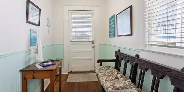 Image 4: Foyer facing the front door
