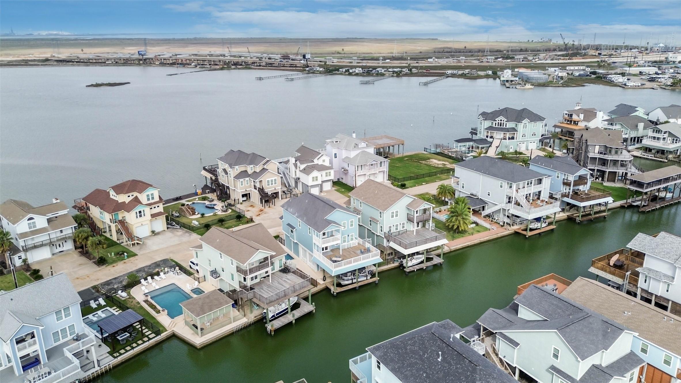 Image 3: Located in the sought-after waterfront community o