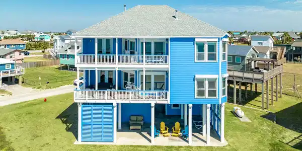 Image 2: This is a 4 bedroom / 3.5 bath beachfront property