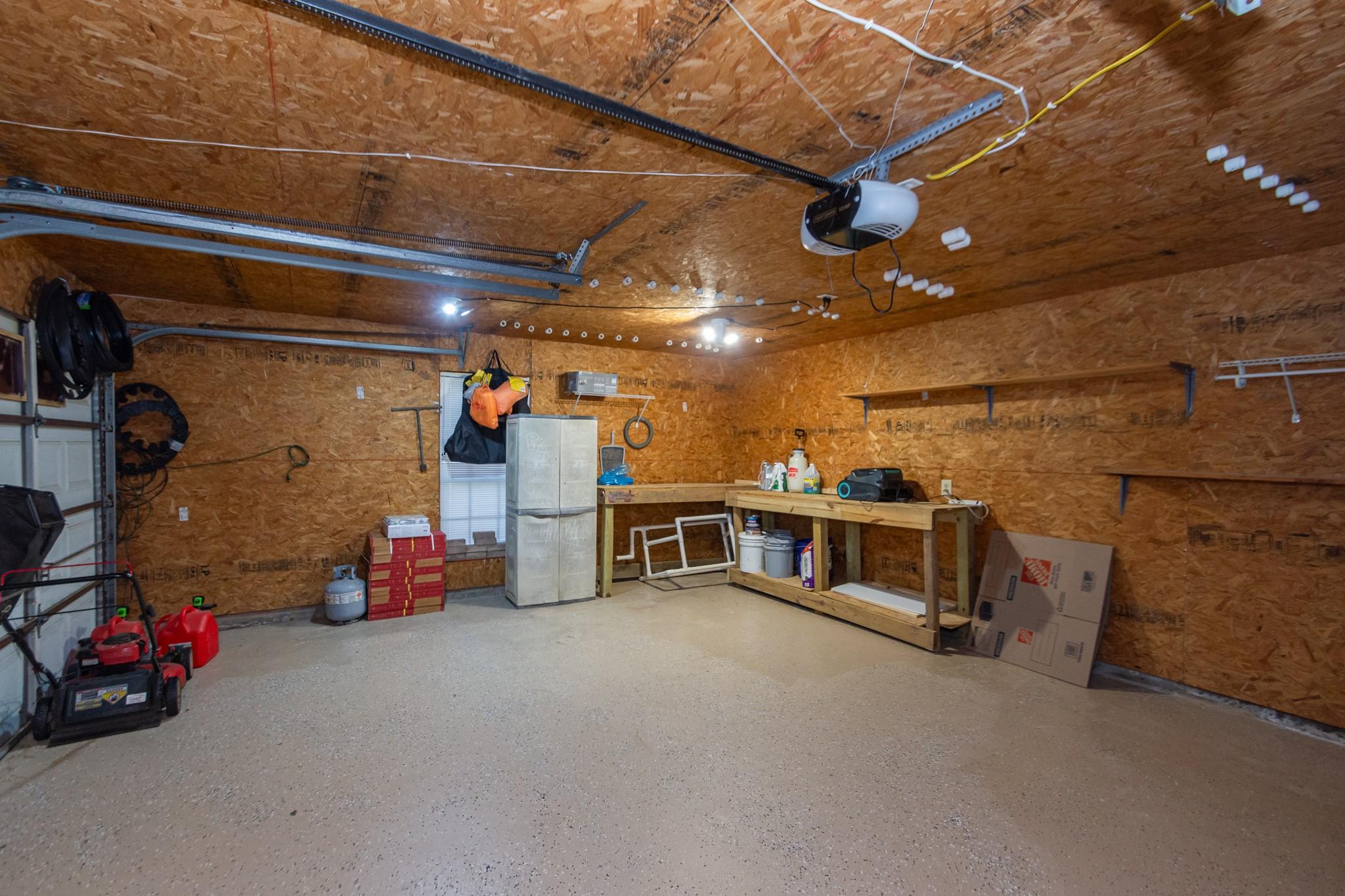 Image 4: Large garage with epoxy flooring