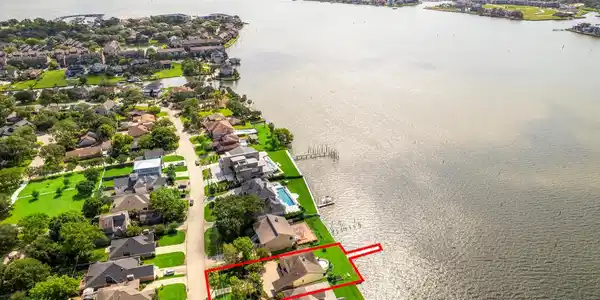 Image 2: SECOND AERIAL VIEW THAT SHOWS CLEAR LAKE AS IT OPE