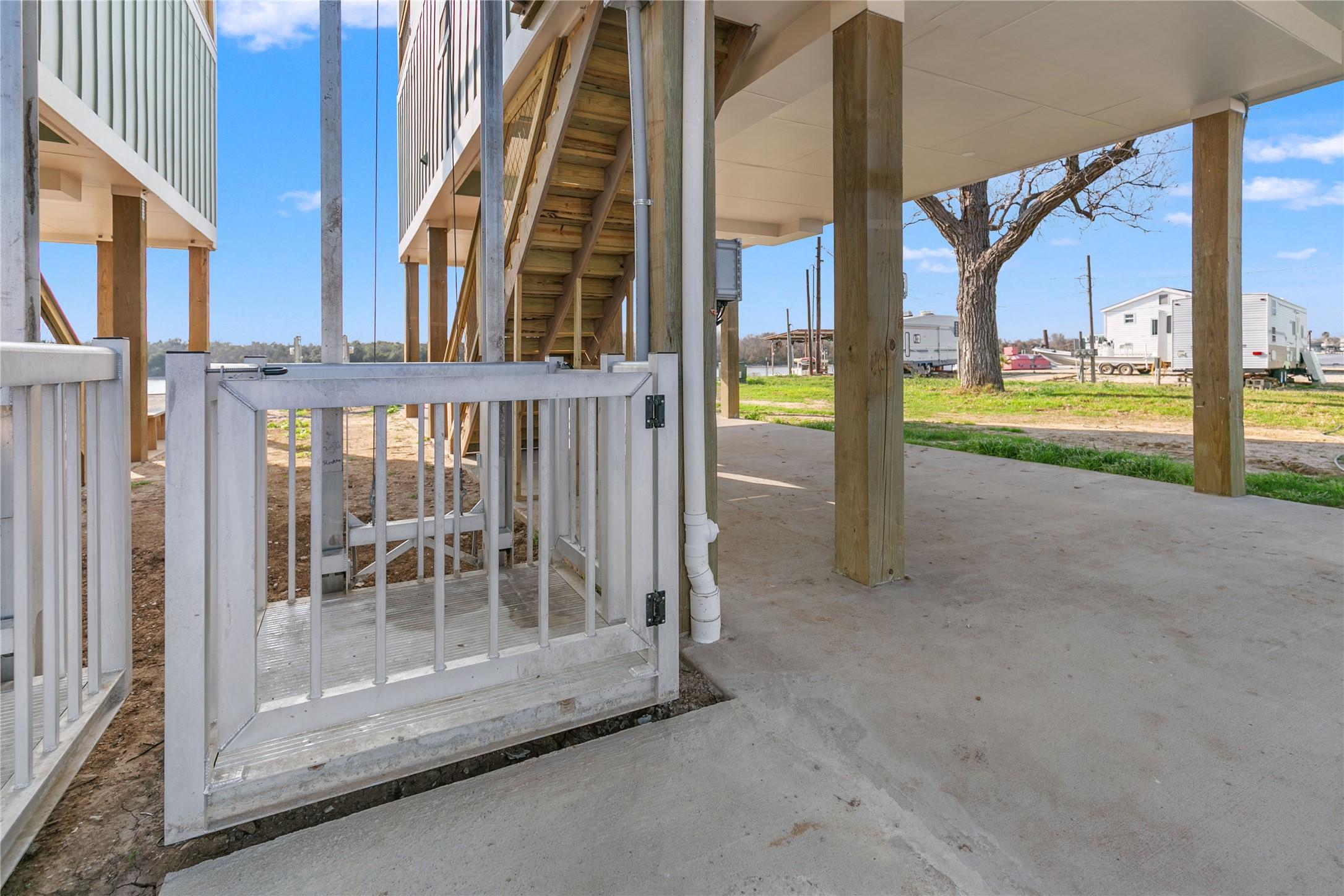 Image 4: Enjoy the convenience of a cargo lift that stops a