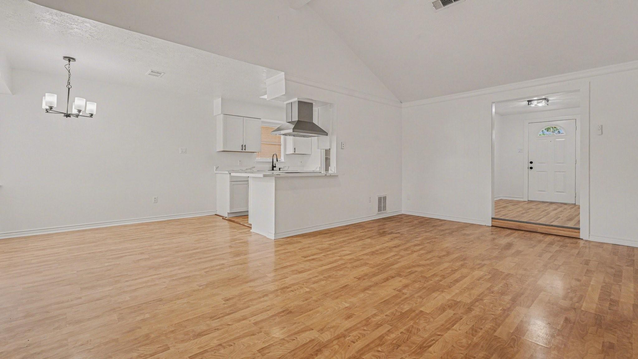 Image 4: Living Room