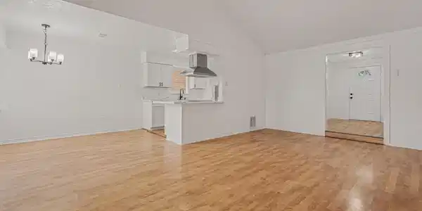 Image 4: Living Room
