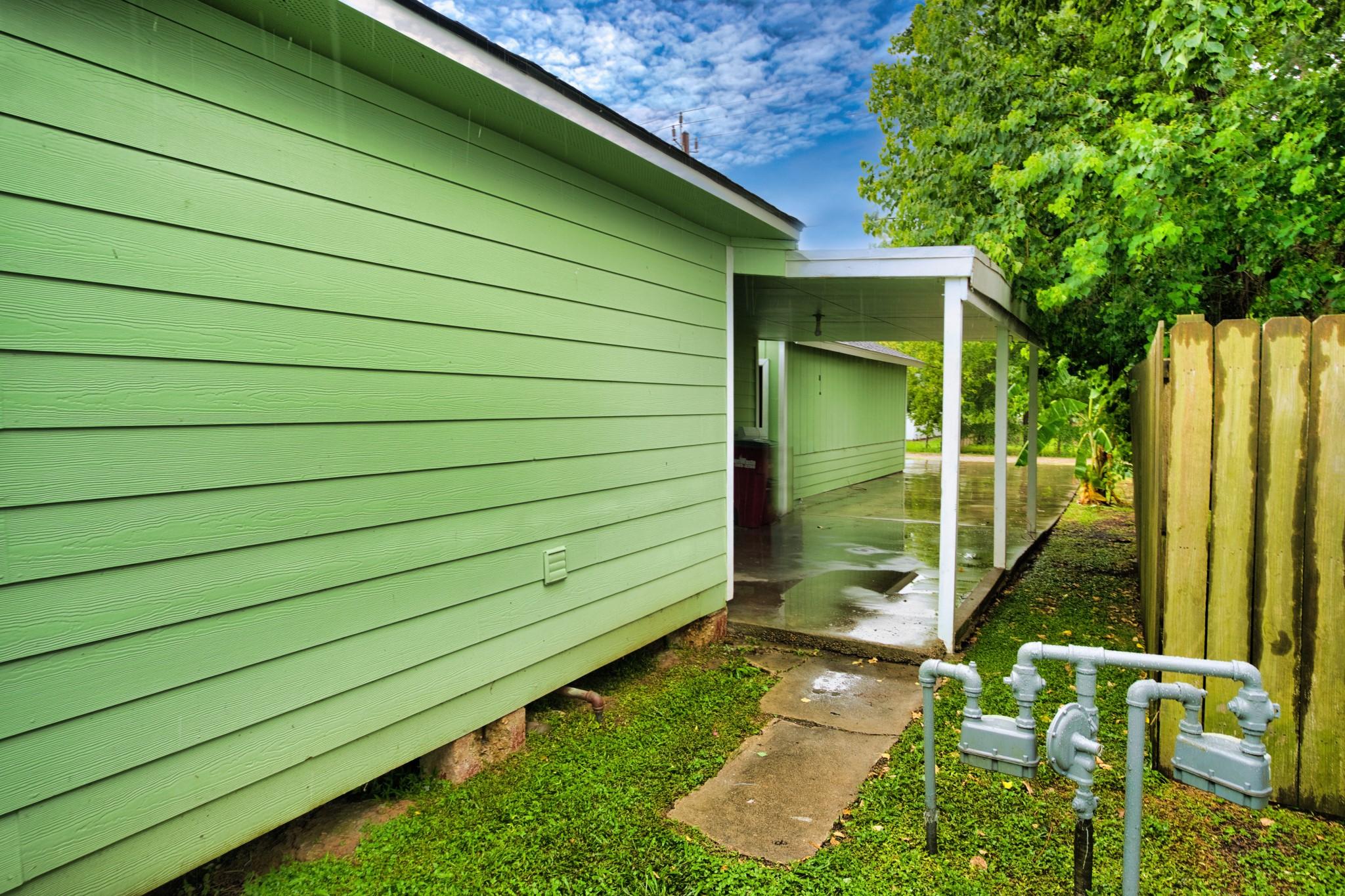 Image 3: Attached carport for those rainy days!