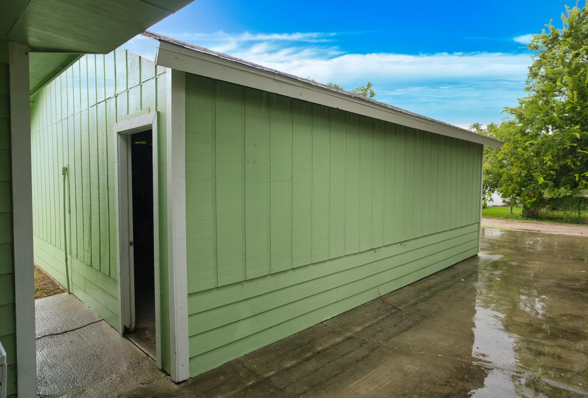 Image 4: Easy access to the garage or bringing groceries in