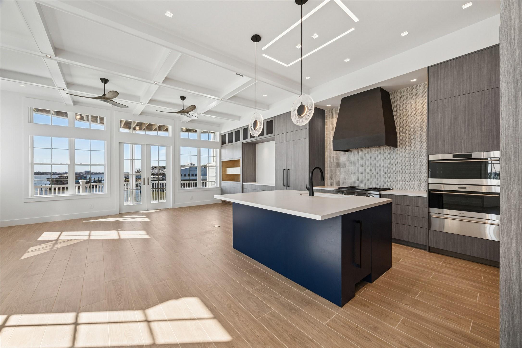 Image 3: Beautiful kitchen with Wolf appliances and plenty