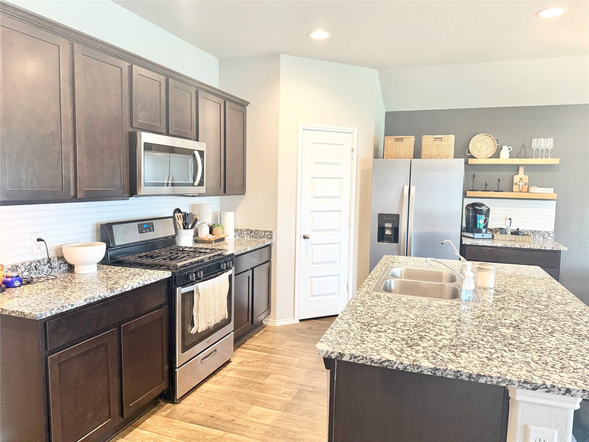 Image 3: kitchen w/island