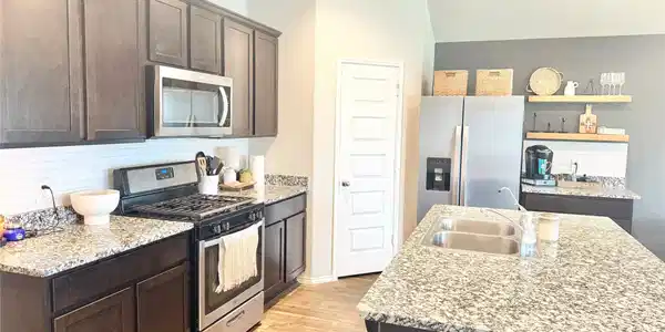 Image 3: kitchen w/island