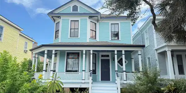 2207 Bernardo De Galvez Avenue