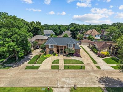 1622 W Hedgecroft Drive