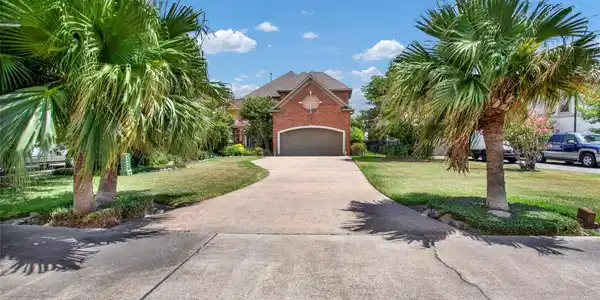 Image 4: Lengthy driveway which is perfect for fitting mult