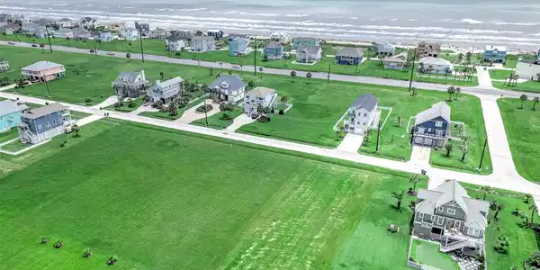 Image 4: Large lot!