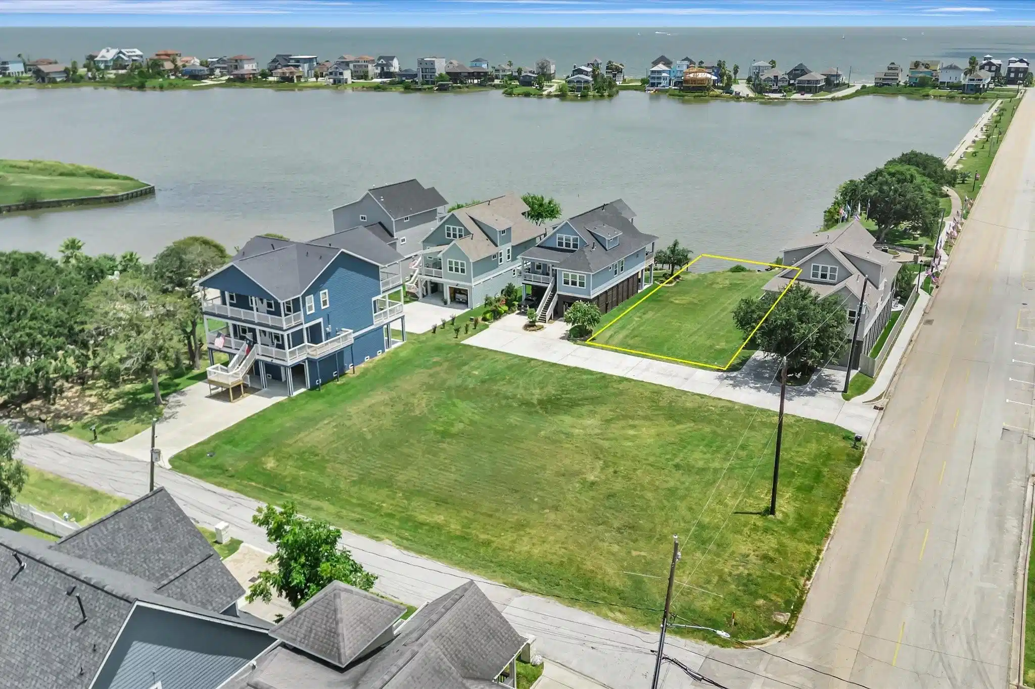 Image 1: Charming waterfront neighborhood with spacious lot