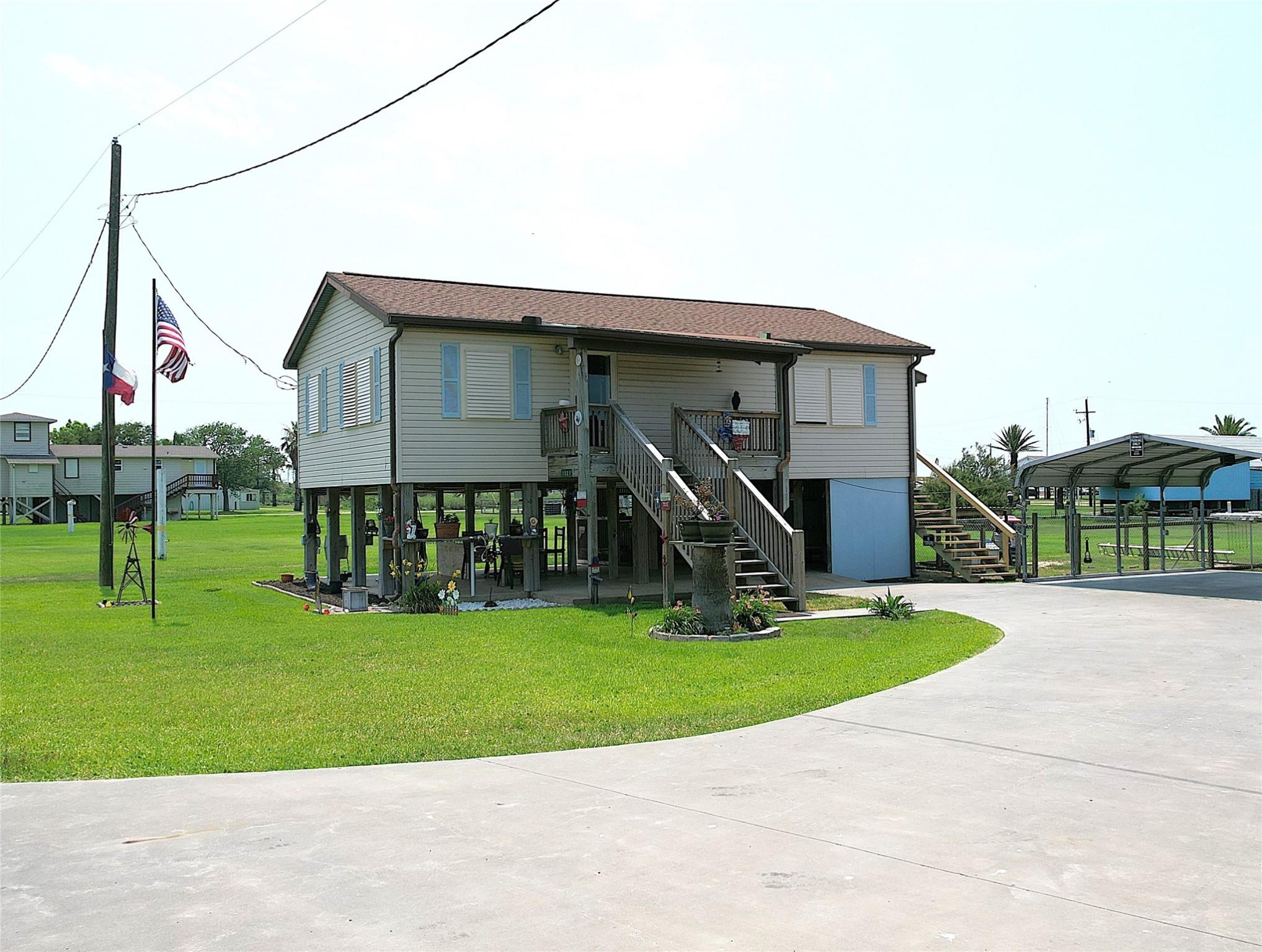 Image 2: Extra wide half circle driveway leading to carport