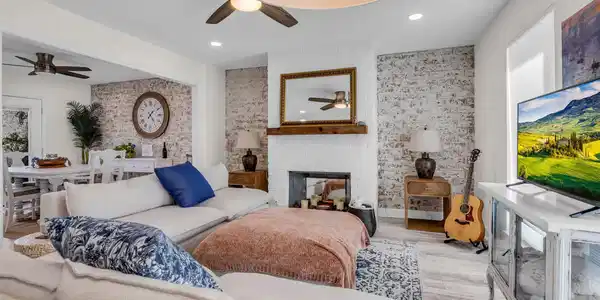Image 4: Its layout allows for easy furniture placement and