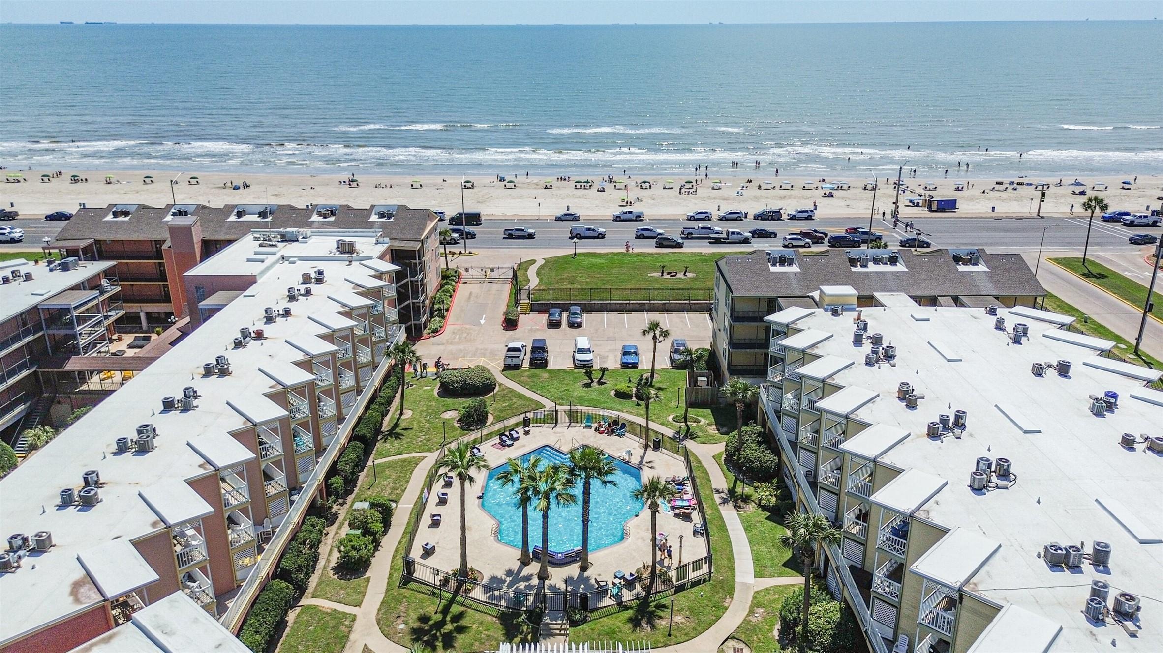 Image 2: Beach + pool in one view&mdash;The Victorian on the Seaw