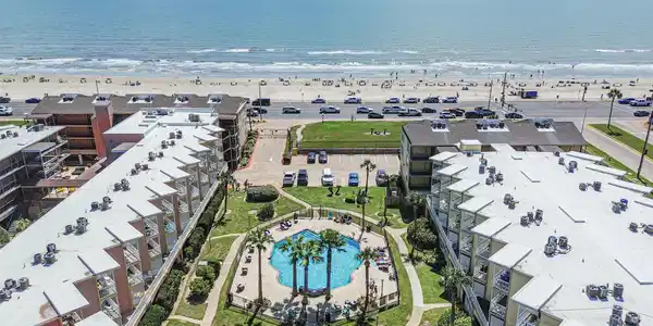 Image 2: Beach + pool in one view&mdash;The Victorian on the Seaw