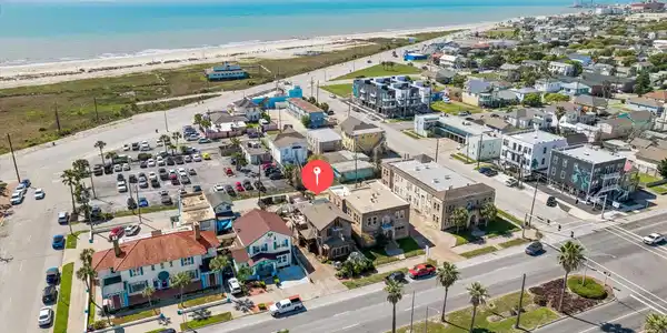 Image 2: 715 Broadway St - One Block from Seawall Blvd - Wa