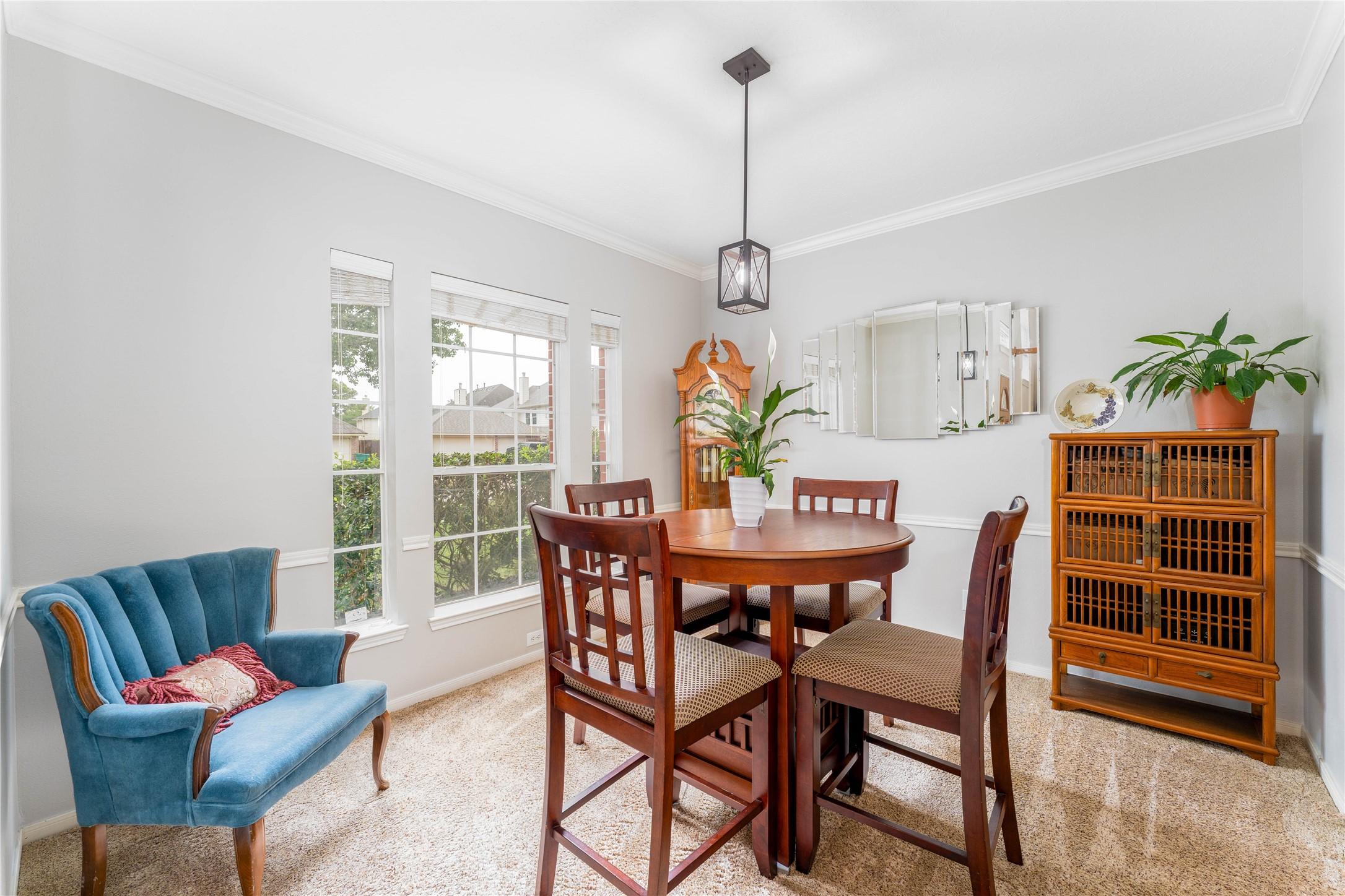 Image 4: Dining room