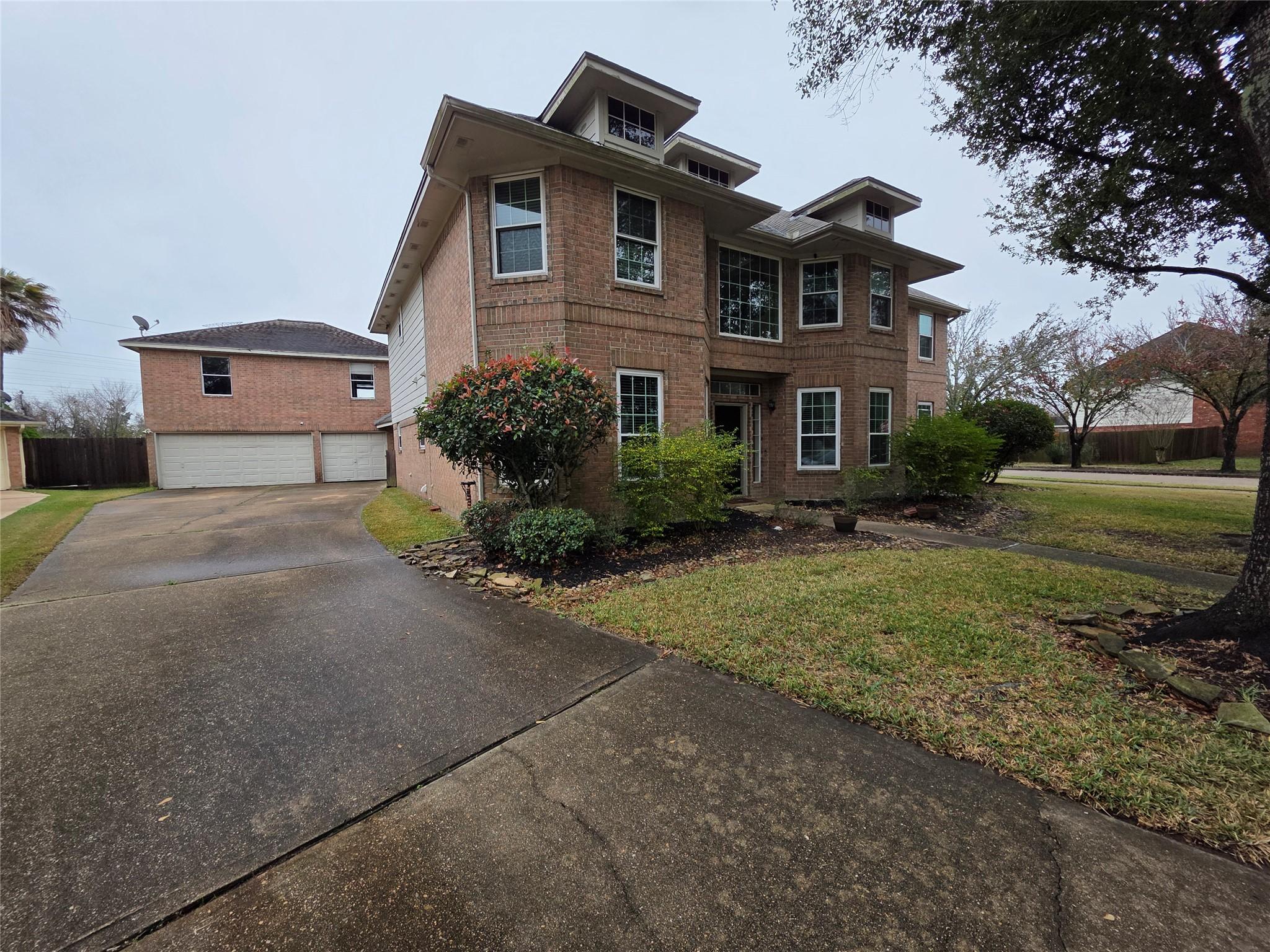 Image 1: Spacious 5-bedroom, 3.5 bath home with a pool