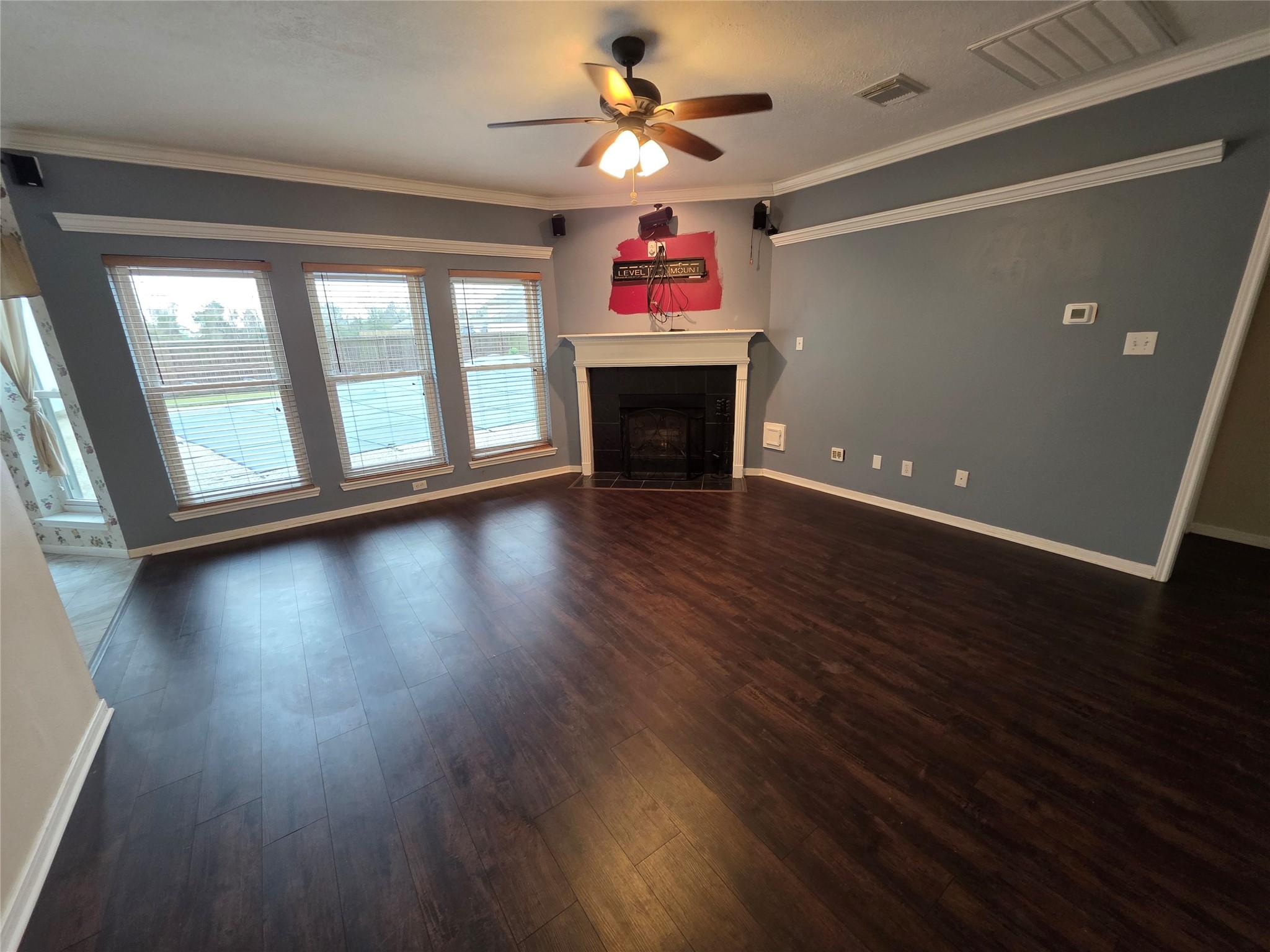 Image 2: Roomy living area