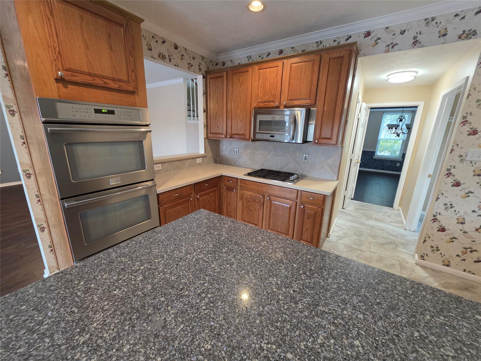 Image 4: Island in the kitchen
