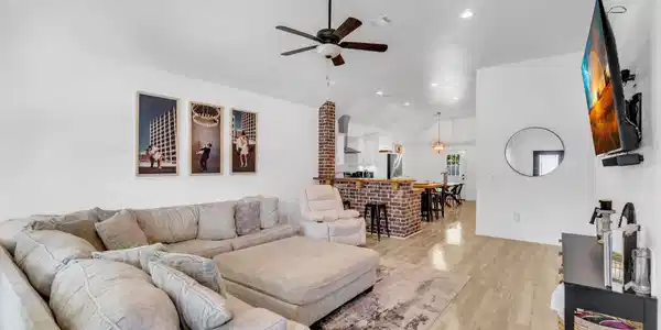 Image 4: Living Room
