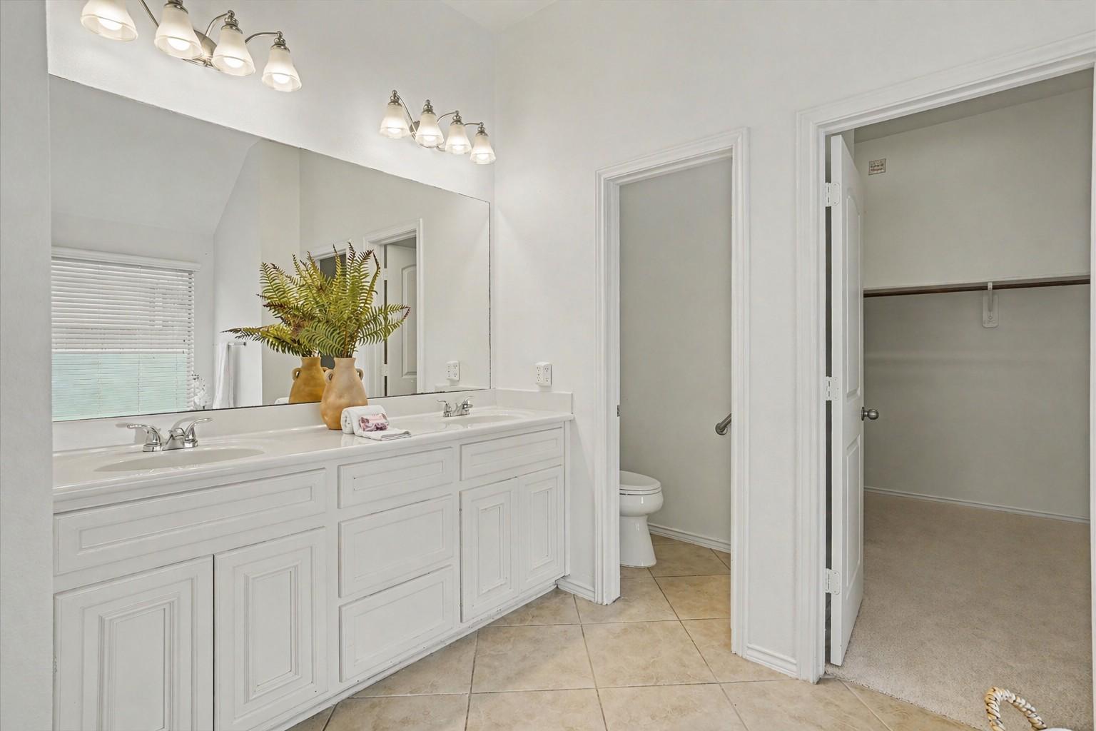 Image 4: The primary en-suite is connected to the primary b