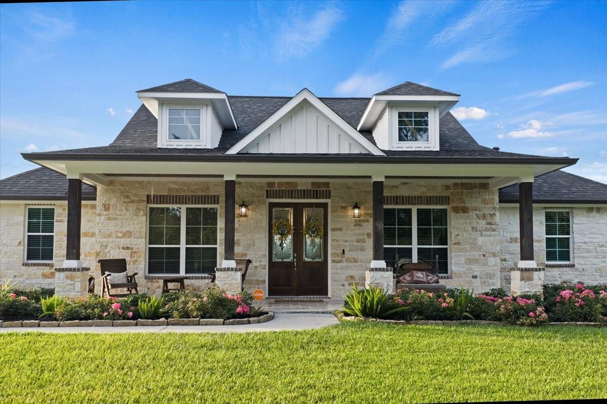 Image 2: This beautiful home sits in on almost an acre in A