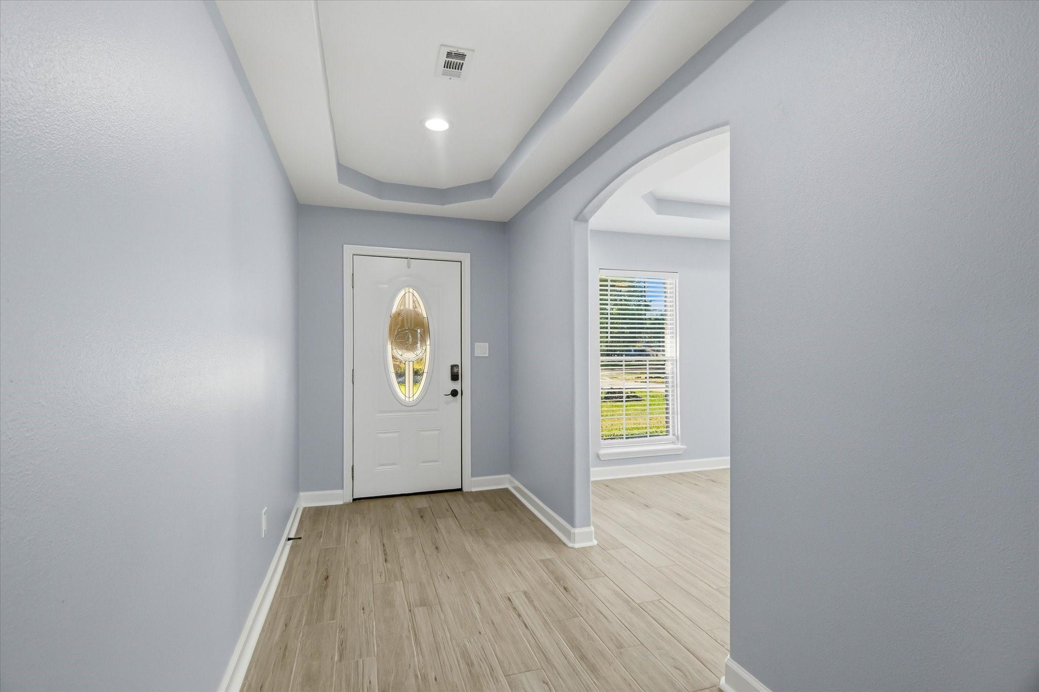 Image 3: Inviting entry