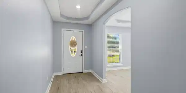 Image 3: Inviting entry
