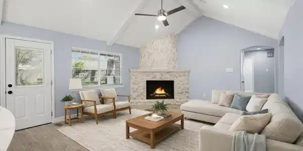 Image 4: Spacious yet cozy living room
(virtually staged)