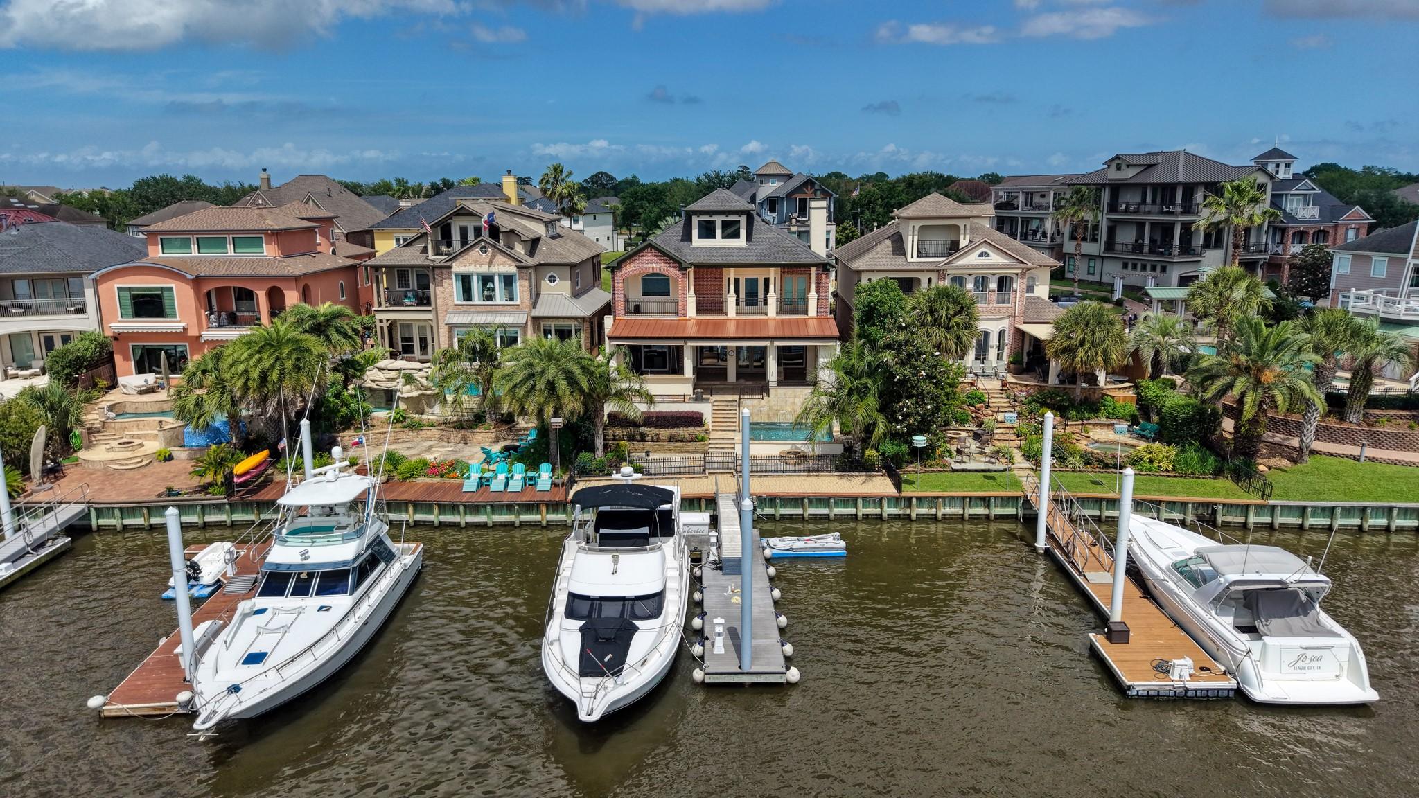 Image 1: Waterfront home with room for 2 boats 60' or more