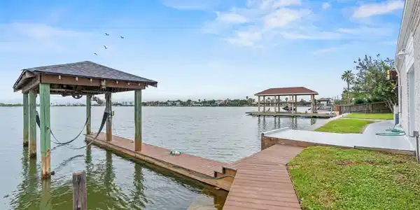 Image 4: Brand new boat dock with a lift.