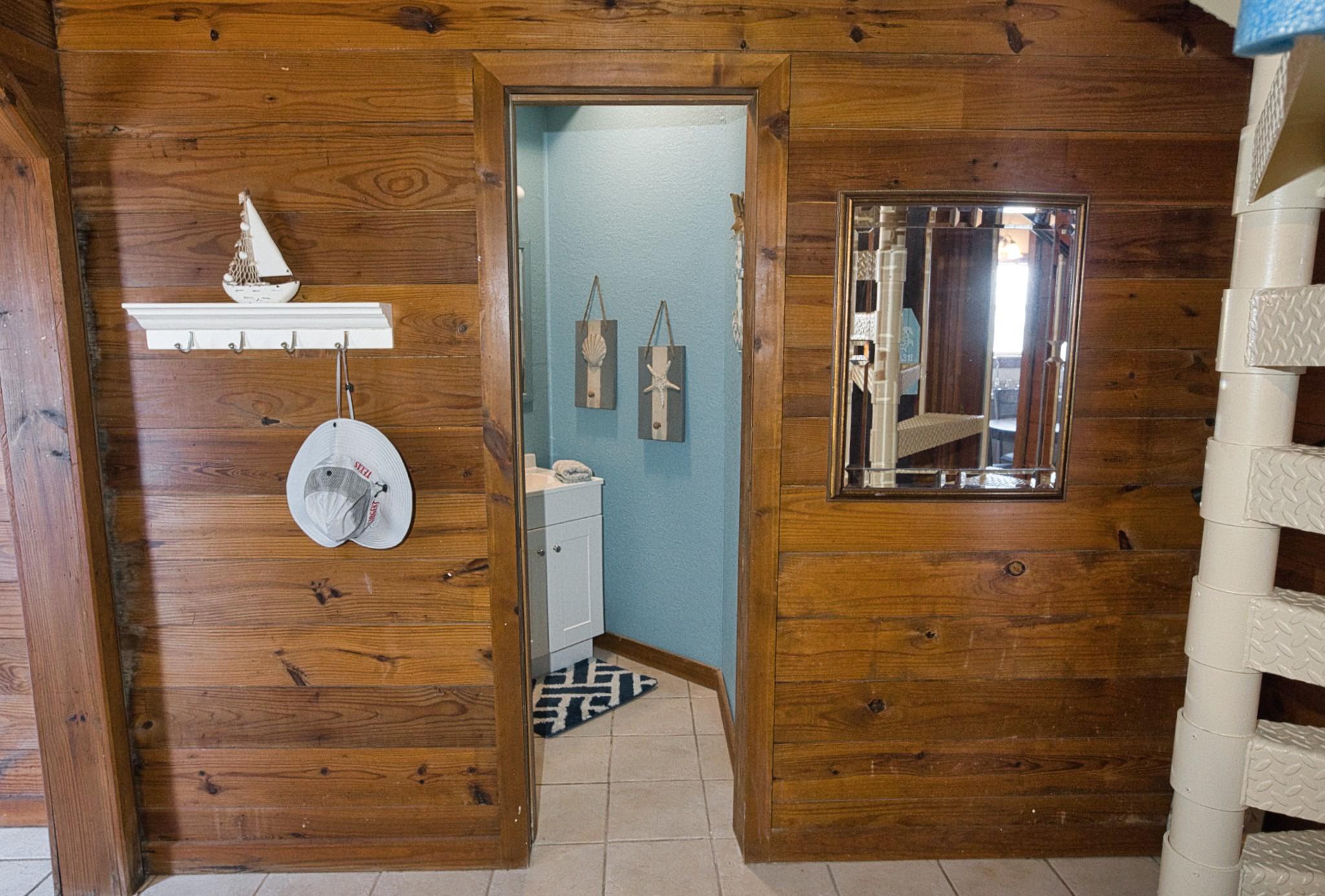 Image 4: Entry half bath